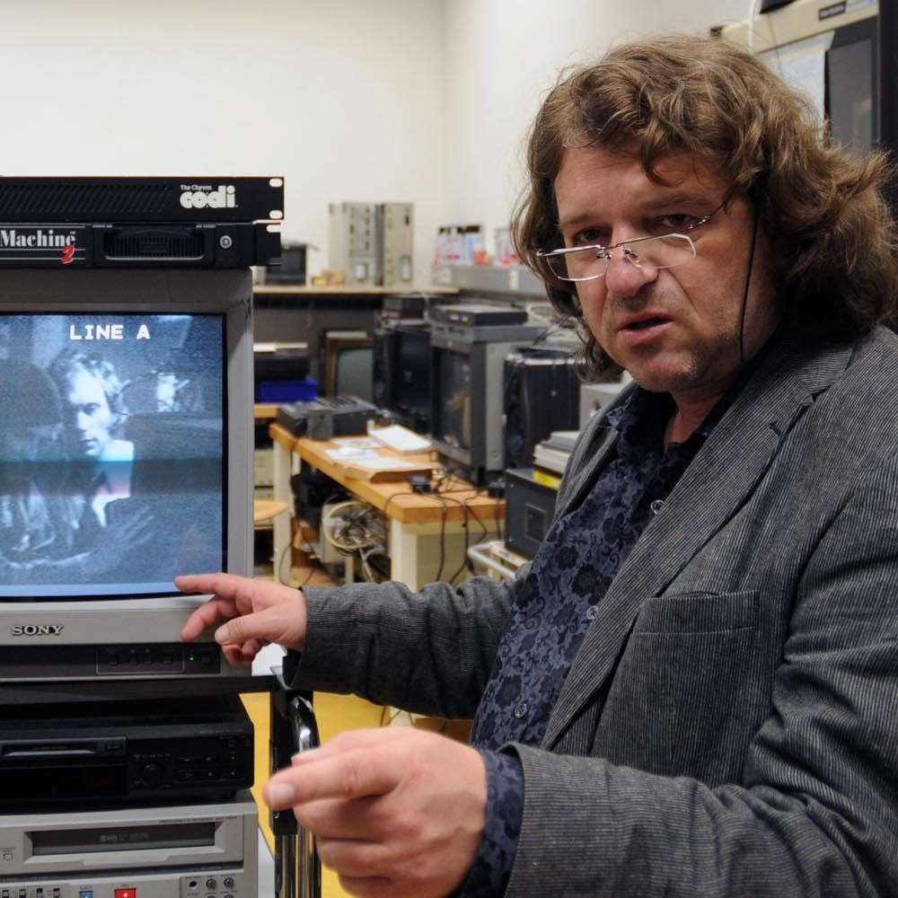 Johannes Gfeller: Restauration von Videogeräten und Videokunst